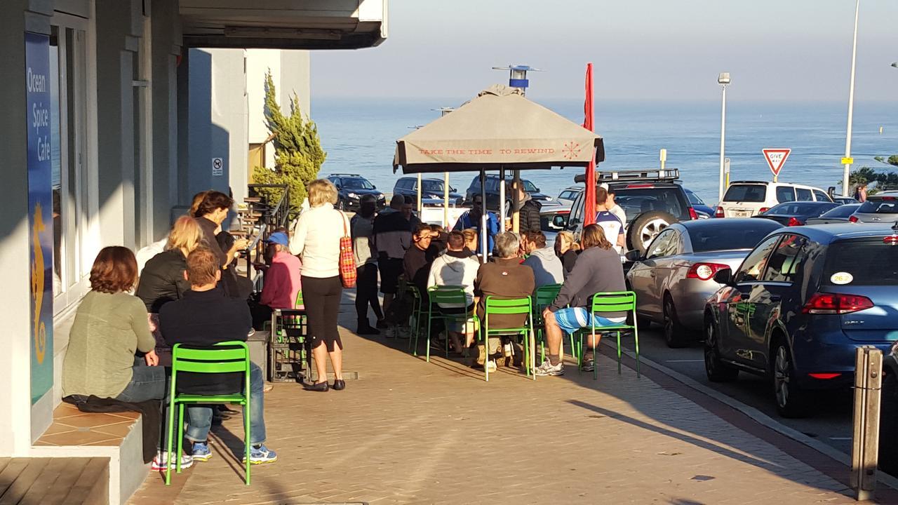 Ocean Beach Backpackers Hostel Perth Bagian luar foto