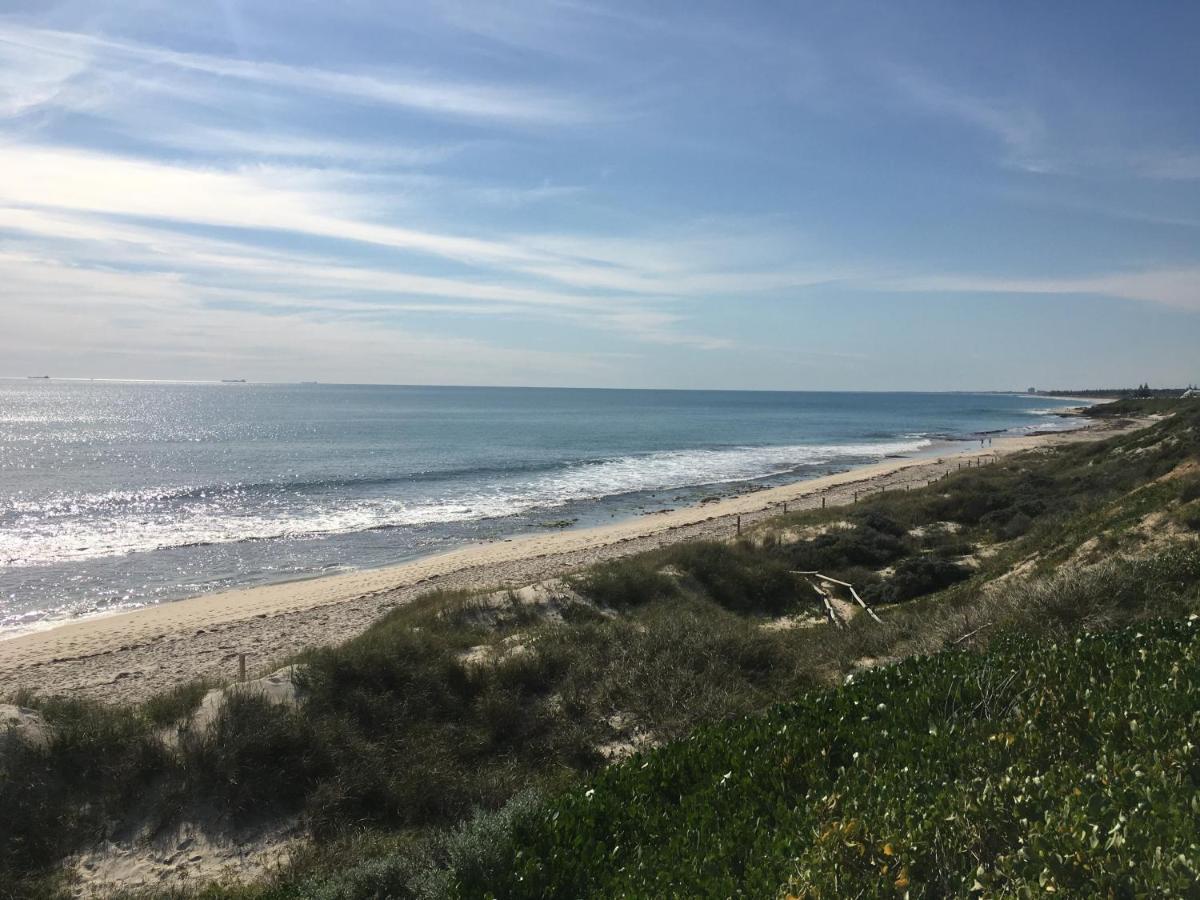 Ocean Beach Backpackers Hostel Perth Bagian luar foto